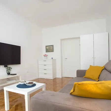 L&s Superior With Balcony And Parking - Excellent Location Within Walking Distance Of Diocletian's Palace And Bacvice *